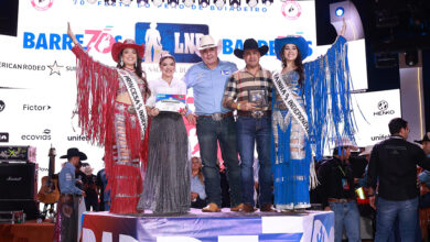 Barretos 2025: Cia Tercio Miranda conquista título de melhor boiada da Final da Liga Nacional de Rodeio 2 Tercio e Rosana recebendo fivela