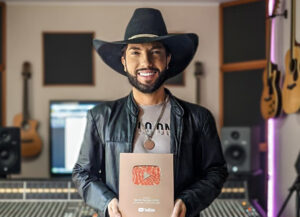 Mattão celebra conquista de 100 mil inscritos no YouTube 1 O cantor Mattao