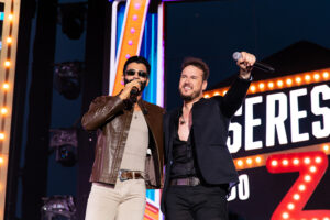 Zé Elias lança “Volte Amor” em parceria com Gusttavo Lima nesta sexta-feira (27) 1 Gusttavo Lima e Ze Elias no palco durante a gravacao do DVD Serestao do Ze – Divulgacao.jpg