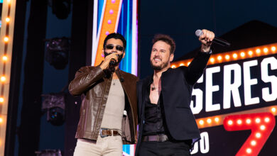 Zé Elias lança “Volte Amor” em parceria com Gusttavo Lima nesta sexta-feira (27) 6 Gusttavo Lima e Ze Elias no palco durante a gravacao do DVD Serestao do Ze – Divulgacao.jpg