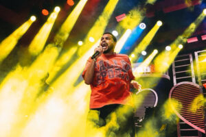 Bloco “Seremos Felizes” de Yan reúne 10 mil pessoas na estreia e marca o Carnaval carioca 1 IMG 20260215 WA0076