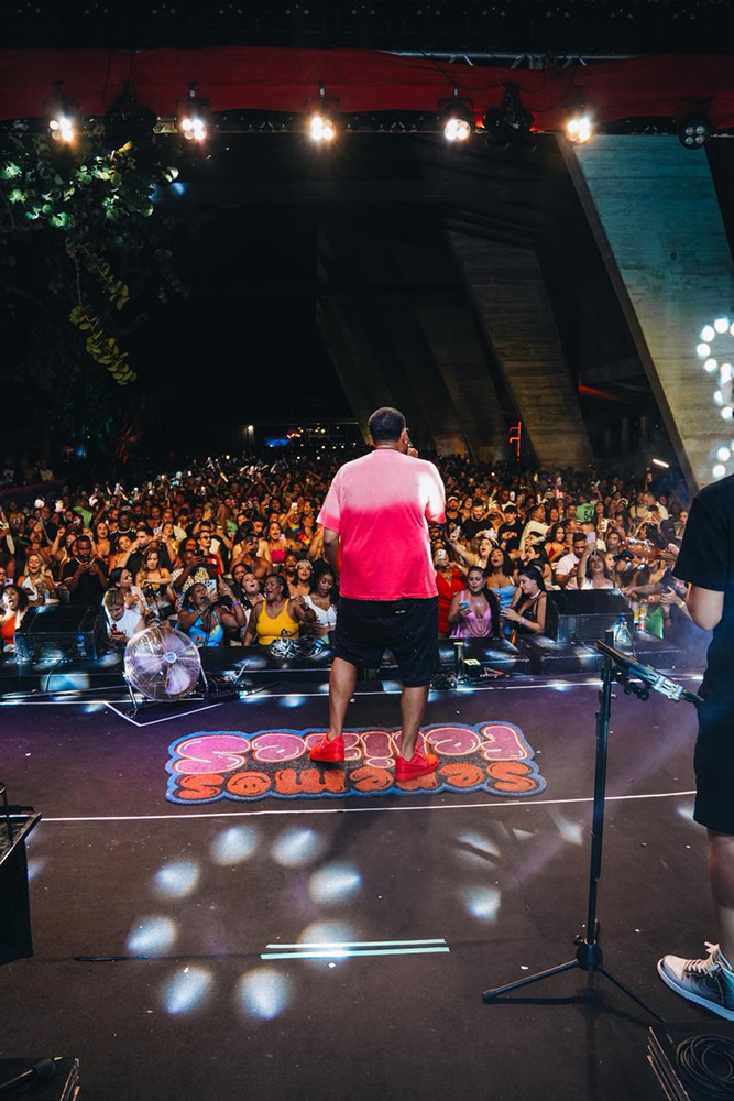 Bloco “Seremos Felizes” de Yan reúne 10 mil pessoas na estreia e marca o Carnaval carioca 6 IMG 20260215 WA0078