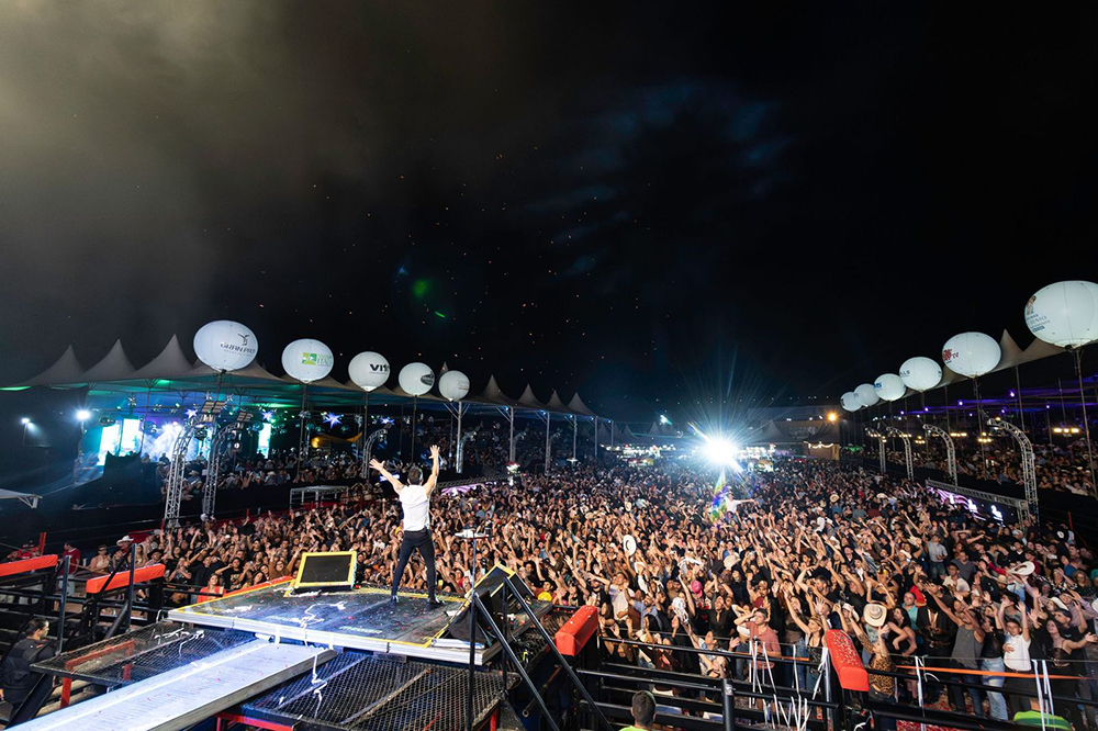 Zezé Di Camargo emociona público em noite marcante com a turnê “Rústico” em Monte Sião-MG 2 3AZGNk2w