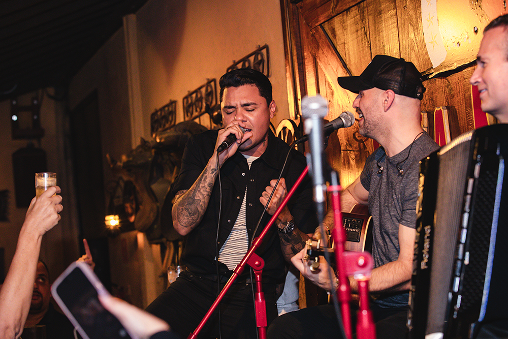 De surpresa, Felipe Araújo invade o palco do Villa Country e anima a madrugada do público 4 AUR0747