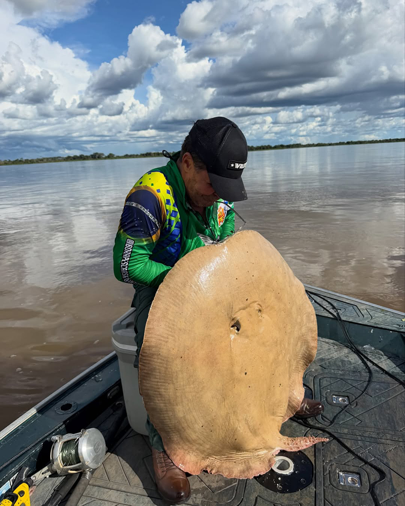 Eduardo Costa mostra talento para além da música, ao pescar uma Arraia de 65 kg, no Rio Araguaia 2 SnapInsta.to 649155126 18582129499039934 5608570880335845251 n