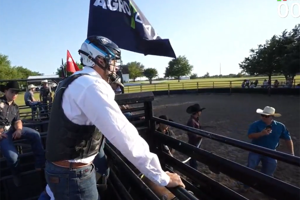 Jon Vlogs realizou desafio de montaria durante cobertura da PBR World Finals 2 Captura de tela 2026 05 14 112159