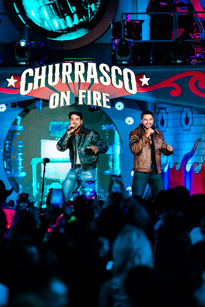Fernando & Sorocaba e Danilo & Davi gravam nova versão do hit “Paga Pau” durante o Churrasco On Fire em Londrina 7 Danilo e Davi Credito guilhermesantosfoto