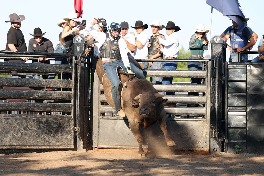 Jon Vlogs realizou desafio de montaria durante cobertura da PBR World Finals 1 Jon Vlogs Creditos Andre Silva