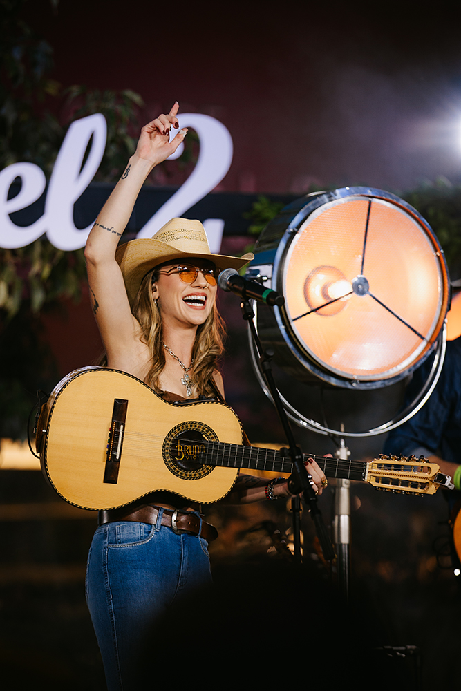 Bruna Viola une clássicos sertanejos e música inédita no lançamento de “Improvável 2” 4 BV IMPROVAVEL 2 FOTO 2