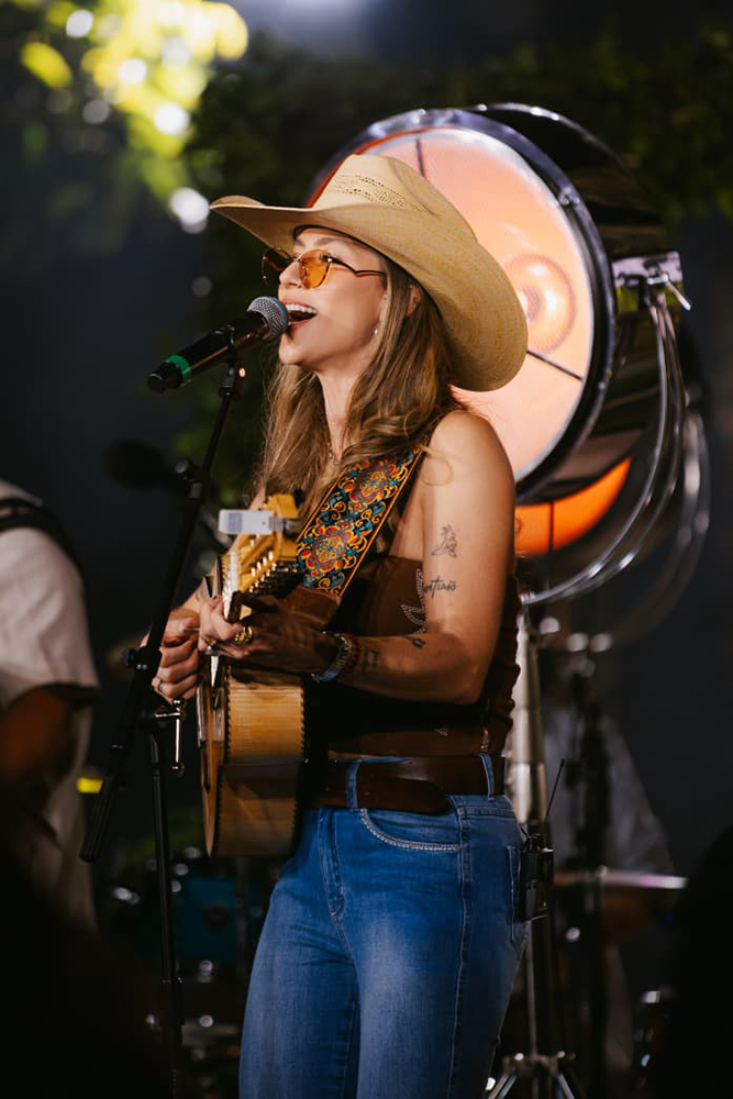 Bruna Viola une clássicos sertanejos e música inédita no lançamento de “Improvável 2” 2 BV IMPROVAVEL 2 FOTO 5