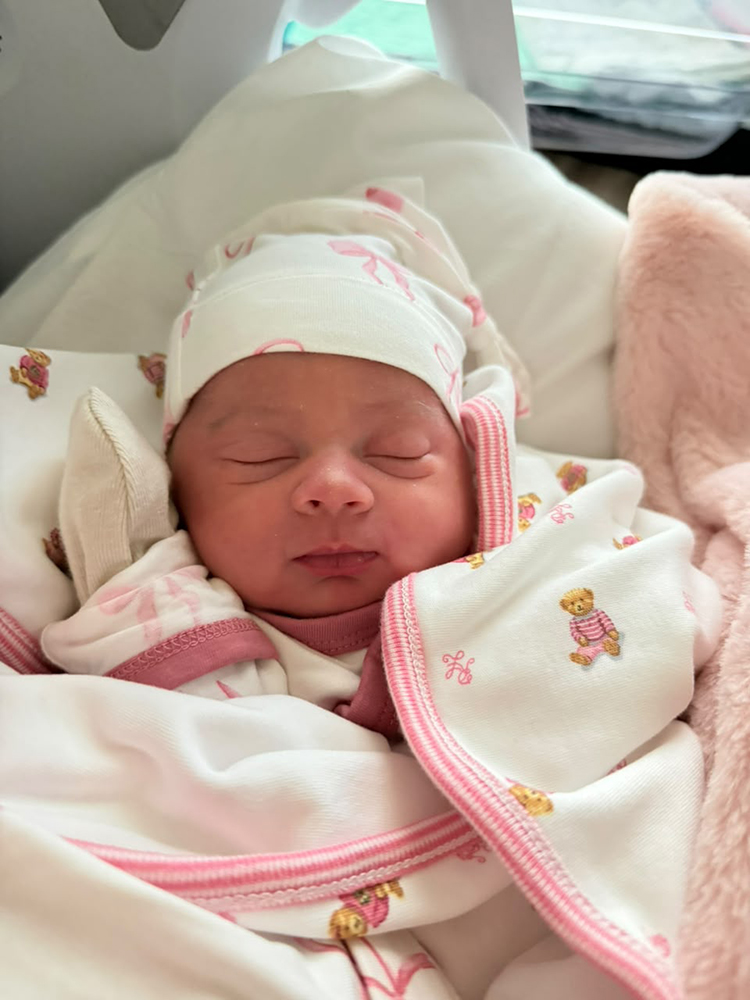 Kauan, da dupla com Matheus, e Sarah Biancolini anunciam o nascimento da filha Aurora 2 Aurora 1