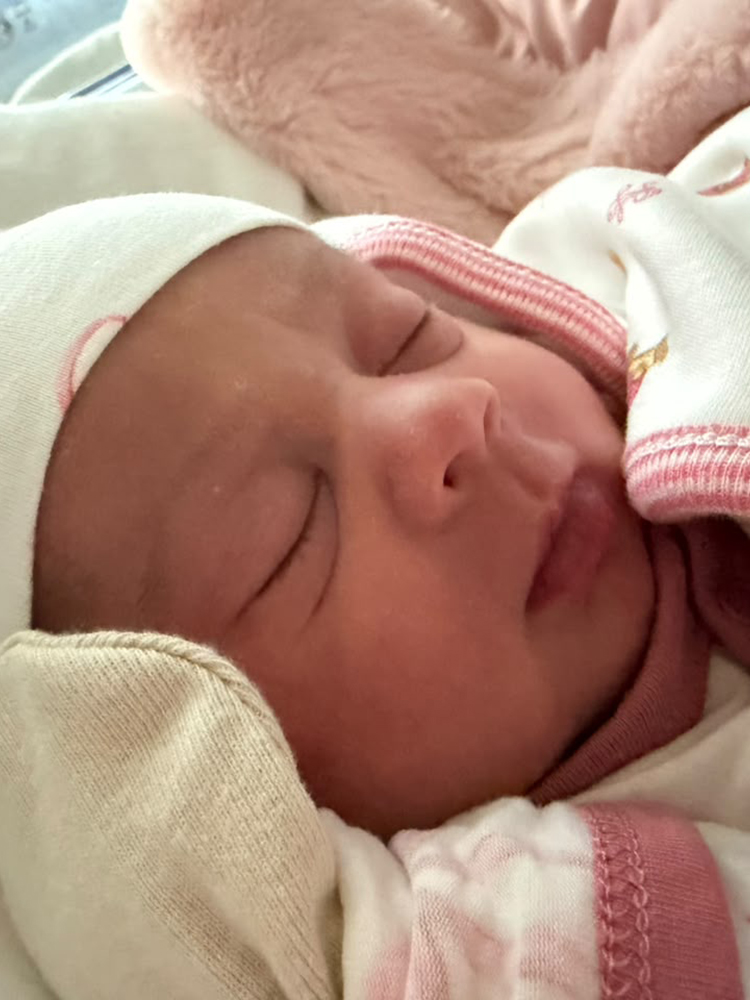 Kauan, da dupla com Matheus, e Sarah Biancolini anunciam o nascimento da filha Aurora 4 Aurora 3