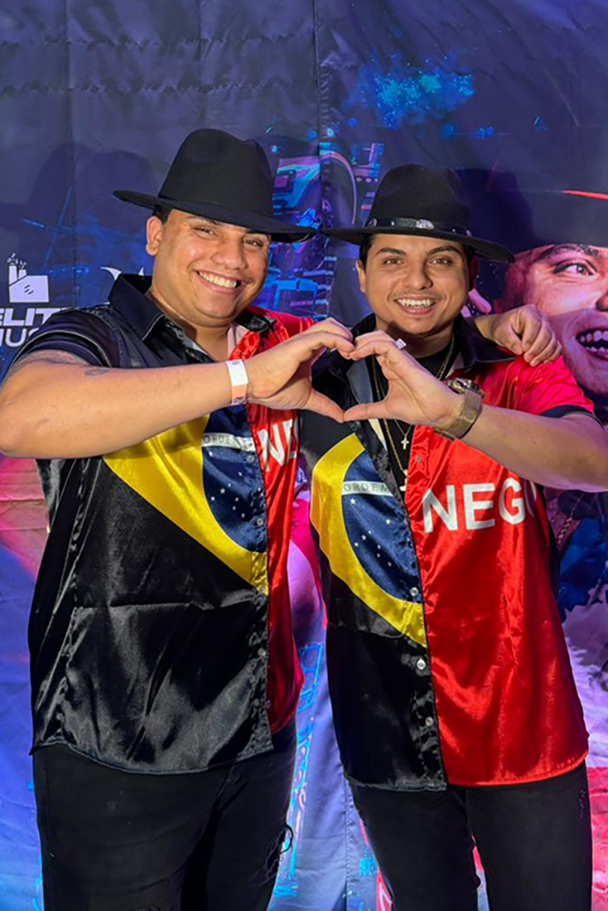 Filho do Piseiro se consagra como fenômeno pop do forró com performance em Campina Grande 3 FdP com seu sosia por Victor Hugo