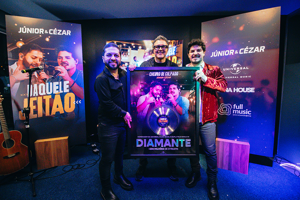 Júnior & Cézar recebem certificação Diamante da Universal Music por sucesso de "Cheiro de Culpado" 1 IMG 8003