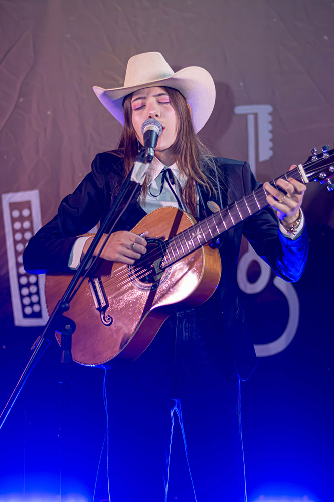 Maria Beatriz resgata a música raiz por meio da viola e da sanfona 2 Maria Beatriz 3