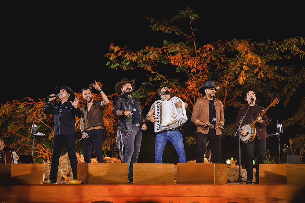 Chitãozinho & Xororó levam a emoção de “Meninos de Roça” ao palco em apresentação especial em São Paulo 4 Traia Veia 2