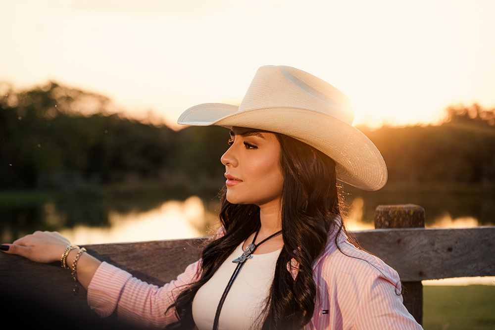 Às vésperas de Barretos, Fiorella aposta na estética agroneja em "Cowboy" e amplia seu repertório 1 FIO COWBOY7
