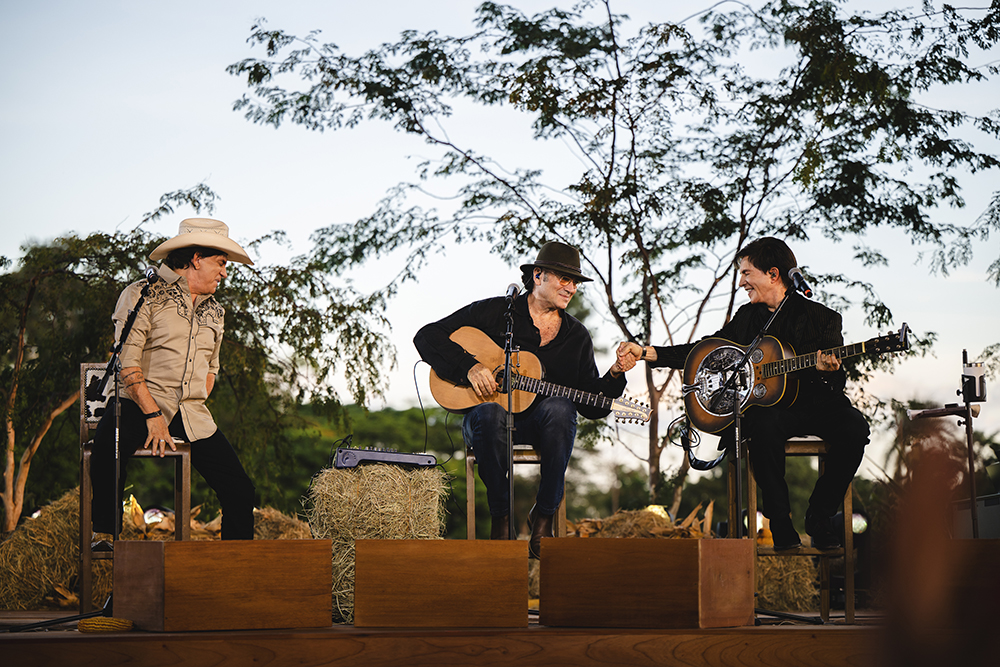 Chitãozinho & Xororó apresentam “Meninos de Roça – Vol. 2” e revisitam sucesso dos anos 90 2 Almir Sater 3