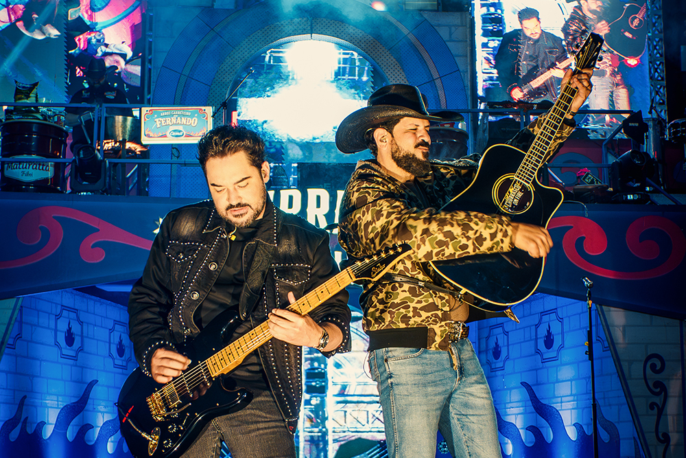 No palco do Churrasco On Fire em Curitiba, Fernando & Sorocaba recebem de surpresa Felipe & Rodrigo e Kaique & Felipe para gravação 1 DGV02798
