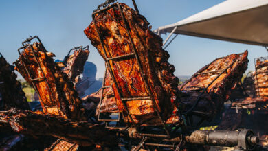 Entre os atrativos do Parrilla Day Caragua 769 Beach esta 771o as 30 estac 807o 771es de preparo gastrono 770mico que incluem diversos cortes e pratos