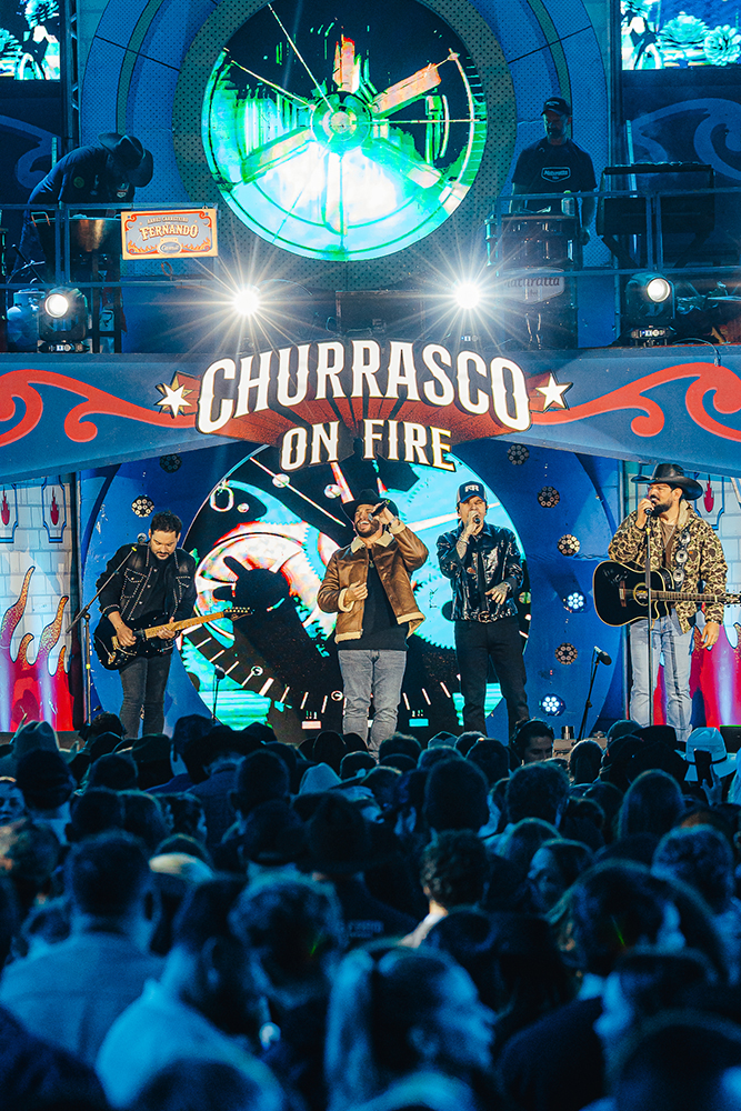 No palco do Churrasco On Fire em Curitiba, Fernando & Sorocaba recebem de surpresa Felipe & Rodrigo e Kaique & Felipe para gravação 3 Fernando e Sorocaba e Felipe e Rodrigo
