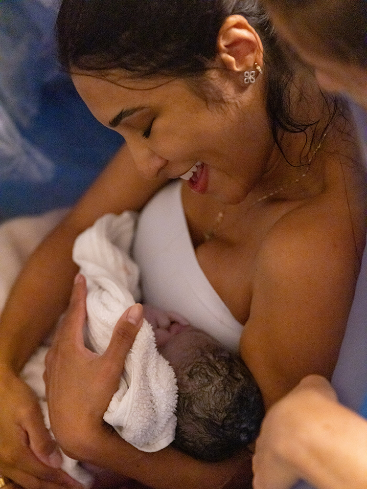 Esposa de Léo Magalhães dá à luz nos EUA e espera a chegada do pai para publicar foto do rosto do pequeno Ravi 2 Josi Neves 3