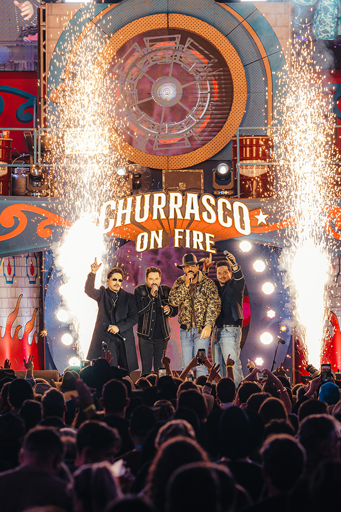 No palco do Churrasco On Fire em Curitiba, Fernando & Sorocaba recebem de surpresa Felipe & Rodrigo e Kaique & Felipe para gravação 2 Kaique e Felipe e Fernando e Sorocaba