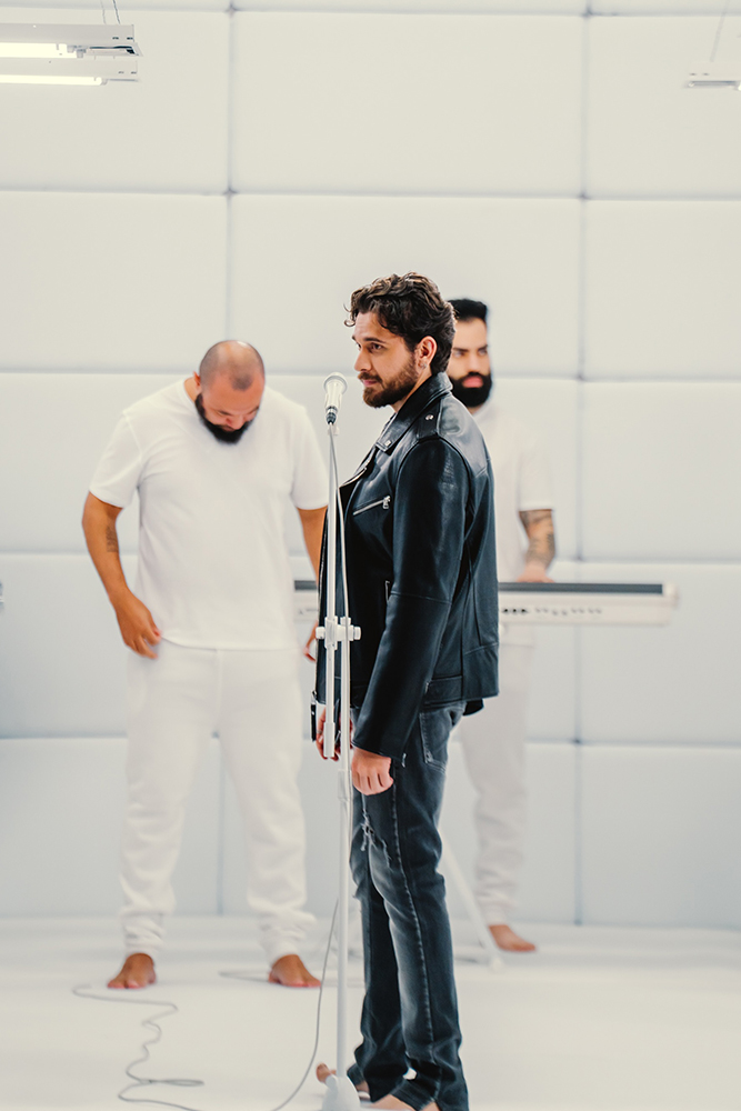 Gustavo Mioto transforma inquietações em conceito e apresenta "PENSAMENTOS INTRUSIVOS", projeto mais ousado de sua carreira 2 SaveClip.App 797102285 18628238986031316 4338784494232031201 n
