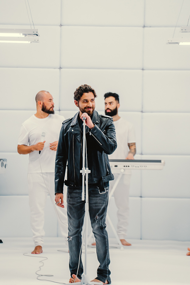 Gustavo Mioto transforma inquietações em conceito e apresenta "PENSAMENTOS INTRUSIVOS", projeto mais ousado de sua carreira 3 SaveClip.App 797454538 18628239025031316 188357590857813799 n