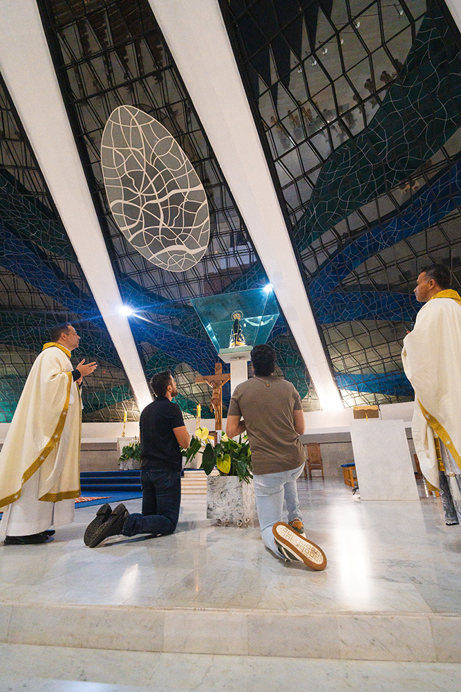 Zé Neto & Cristiano chegam a Brasília e visitam a “Catedral Metropolitana Nossa Senhora Aparecida” para agradecer aos 15 anos de carreira 5 @DGFREIREE 36