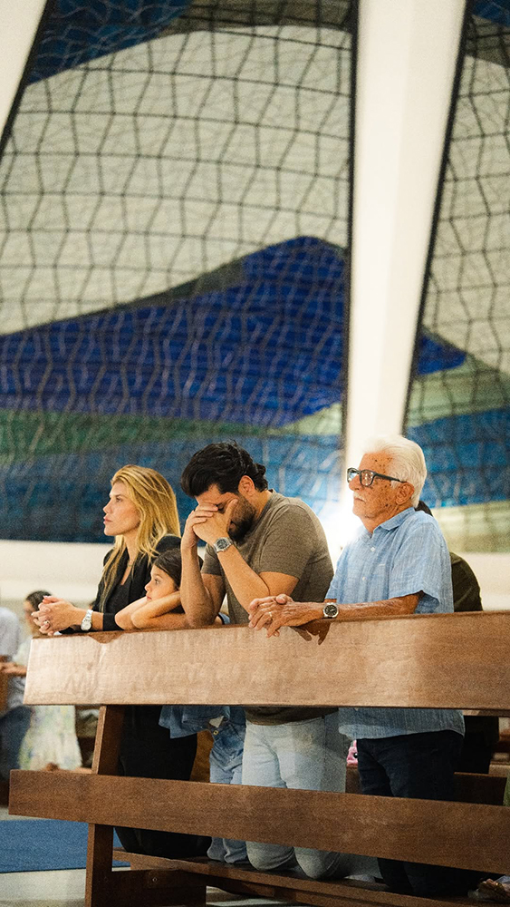 Zé Neto & Cristiano chegam a Brasília e visitam a “Catedral Metropolitana Nossa Senhora Aparecida” para agradecer aos 15 anos de carreira 2 Missa bsb 6.jpg